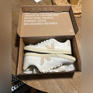 Veja shoes size 9! Only worn twice. I bought the wrong size so selling!